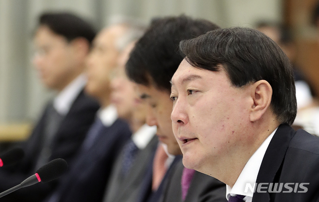 【서울=뉴시스】최진석 기자 = 윤석열 서울중앙지검장이 19일 오전 서울 서초구 서울고검에서 열린 국회 법제사법위원회의 서울고검 및 서울중앙지검 등에 대한 국정감사에 출석해 의원들의 질의에 답하고 있다. 2018.10.19.myjs@newsis.com