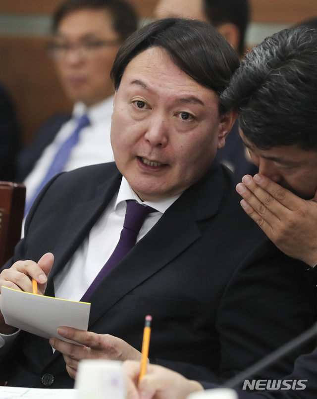 【서울=뉴시스】최진석 기자 = 윤석열 서울중앙지검장이 19일 오전 서울 서초구 서울고등검찰청에서 열린 국회 법제사법위원회의 서울고검 및 서울중앙지검, 서울동·서·남·북부지검, 수원·의정부·인천·춘천지검에 대한 국정감사에 출석해 관계자와 귀엣말을 나누고 있다. 2018.10.19. myjs@newsis.com 