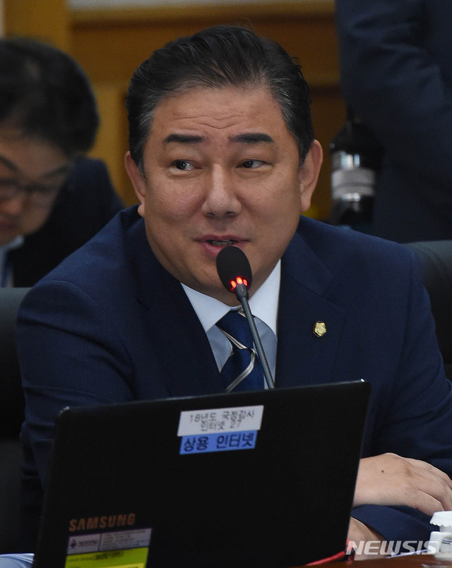 【계룡=뉴시스】함형서 기자= 지난달 19일 오전 충남 계룡시 계룡대에서 열린 국회 국방위원회 해군본부 국정감사에서 더불어민주당 김병기 의원이 질의를 하고 있다 2018.10.19.foodwork23@newsis.com