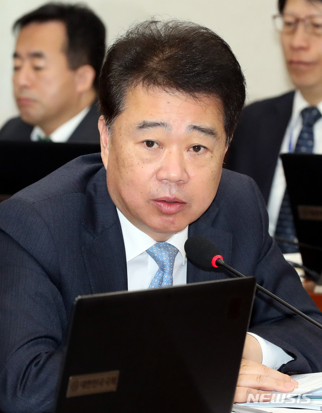 【서울=뉴시스】박영태 기자 = 19일 오전 서울 영등포구 여의도 국회에서 열린 국회 과학기술정보방송통신위원회의 한국방송공사, 한국교육방송공사의 국정감사에서 김성수 의원이 의사진행 발언을 하고 있다. 2018.10.19. since1999@newsis.com