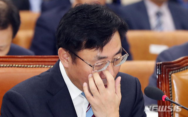 【서울=뉴시스】이종철 기자&nbsp; = 19일 오전 서울 여의도 국회에서 열린 환경노동위의 서울지방고용노동청, 중부지방고용노동청, 부산지방고용노동청, 대구지방고용노동청, 광주지방고용노동청, 대전지방고용노동청의 국정감사에서 나영돈 서울지방고용노동청장이 '서울교통공사 채용비리 의혹'에 대한 의원들의 질의에 곤혹스러워 하고 있다. 2018.10.19.jc4321@newsis.com