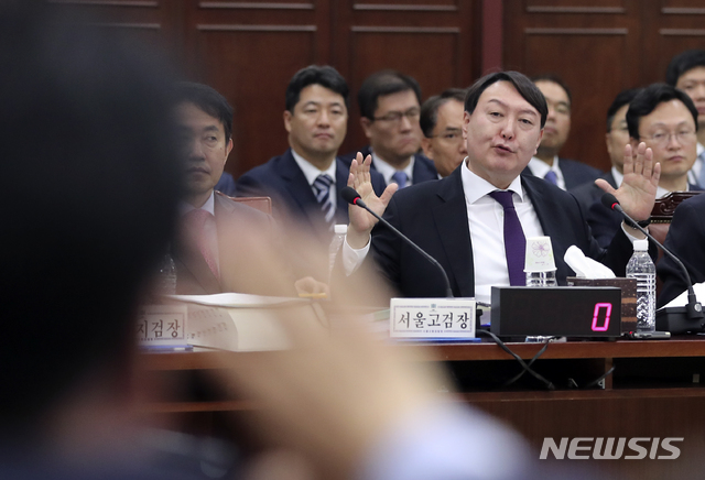 【서울=뉴시스】최진석 기자 = 윤석열 서울중앙지검장이 19일 오전 서울 서초구 서울고등검찰청에서 열린 국회 법제사법위원회의 서울고검·중앙지검 등에 대한 국정감사에서 자유한국당 장제원 의원이 질의한 윤 지검장의 장모에 관한 답변을 하고 있다. 2018.10.19.myjs@newsis.com