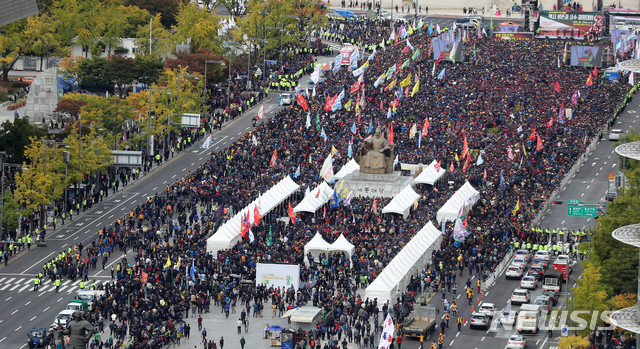 카카오 카풀 서비스에 반발하는 전국 택시업계가 파업에 돌입한 18일 오후 서울 광화문광장에서 열린 택시 생존권 사수 결의대회에 참가하고 있다. (사진 뉴시스DB 2018.10.22)