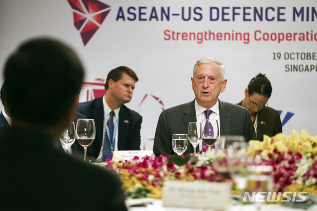 【싱가포르=AP/뉴시스】 제임스 매티스 미국 국방장관과 정경두 국방부 장관이 19일(현지시간) 싱가포르에서 열리고 있는 아세안 확대 국방장관회의에서 회담하고 있다. 2018.10.19