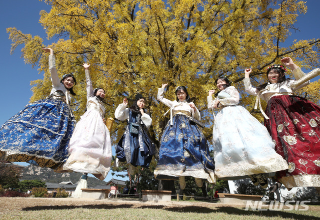 【서울=뉴시스】박진희 기자 = 전국이 고기압 영향으로 대체로 맑은 날씨를 보인 19일 오후 서울 종로구 경복궁을 찾은 여고생들이 노란색으로 물든 은행나무 아래서 사진촬영을 하고 있다. 2018.10.19. pak7130@newsis.com