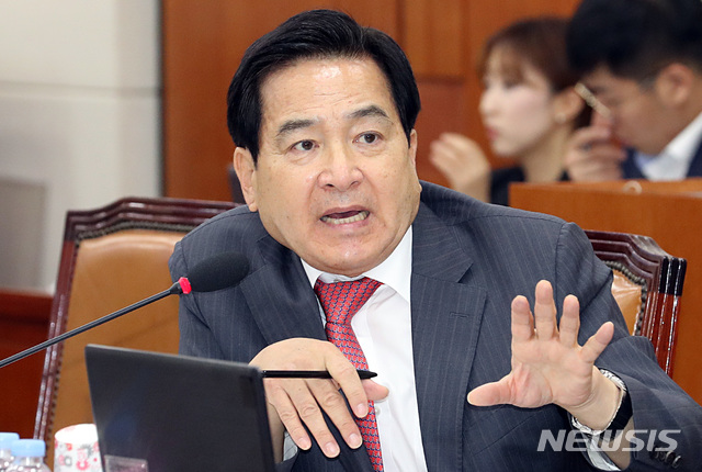 【서울=뉴시스】이종철 기자 = 19일 오후 서울 여의도 국회에서 열린 기획재정위의 기획재정부의 국정감사에서 한국당 심재철 의원이 김동연 경제부총리 겸 기획재정부 장관에게 질의를 하고 있다. 2018.10.19. jc4321@newsis.com 