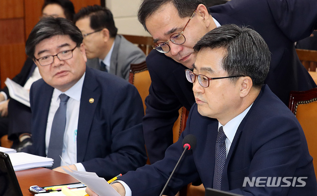 【서울=뉴시스】이종철 기자 = 19일 오후 서울 여의도 국회에서 열린 기획재정위의 기획재정부의 국정감사에서 김동연 경제부총리 겸 기획재정부 장관이 의원 질의에 답변을 정리하고 있다. 2018.10.19. jc4321@newsis.com