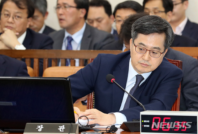 【서울=뉴시스】이종철 기자&nbsp; = 19일 오후 서울 여의도 국회에서 열린 기획재정위의 기획재정부의 국정감사에서 김동연 경제부총리 겸 기획재정부 장관이 의원 질의 화면을 보고고 있다. 2018.10.19.jc4321@newsis.com