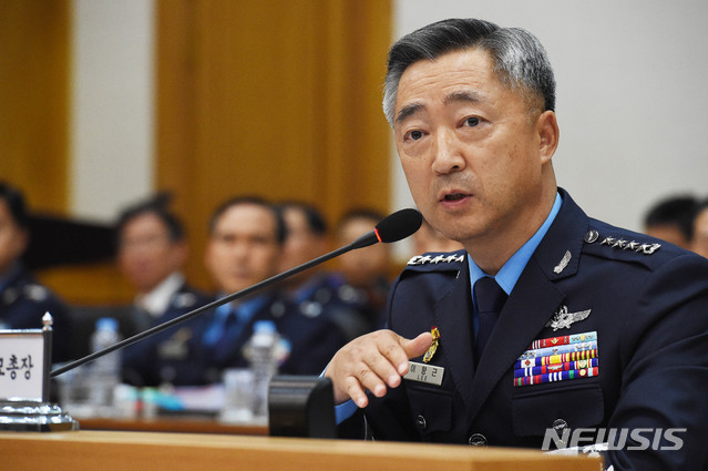 【계룡=뉴시스】함형서 기자= 19일 오후 충남 계룡시 계룡대에서 열린 국회 국방위원회 공군본부 국정감사에서 이왕근 공군참모총장이 의원들의 질의 답변을 하고 있다. 2018.10.19.foodwork23@newsis.com