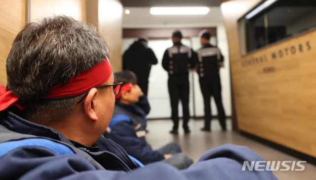 【인천=뉴시스】전진환 기자 = 한국GM의 연구개발 법인 분한 결의를 위한 임시 주주총회가 예정된 19일 오후 인천 부평 한국GM 공장 본관 사장실이 있는 복도에서 노조원들이 연좌 농성을 하고 있다.&nbsp; 한국지엠의 대주주인 제네럴모터스(GM)과 KDB산업은행 등 관계자들은 이날 오후 모처에서 주총을 갖고 회사 분할 안건을 가결시켰다. 2018.10.19. amin2@newsis.com