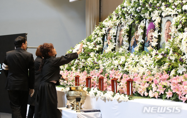 【서울=뉴시스】김진아 기자 = 19일 서울 동대문구 서울시립대 대강당에서 거행된 ’2018 코리안웨이–구르자히말 원정대‘ 故 김창호 대장과 임일진 감독, 유영직 대원, 이재훈 대원, 정준모 대원의 합동영결식에서 유가족이 헌화 및 분향을 하고 있다. 2018.10.19. bluesoda@newsis.com