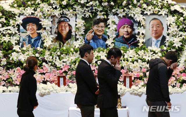 【서울=뉴시스】김진아 기자 = 19일 서울 동대문구 서울시립대 대강당에서 거행된 ’2018 코리안웨이–구르자히말 원정대‘ 故 김창호 대장과 임일진 감독, 유영직 대원, 이재훈 대원, 정준모 대원의 합동영결식에서 참석자들이 헌화 및 분향을 하고 있다. 2018.10.19. bluesoda@newsis.com