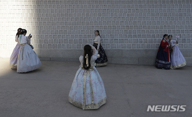 한복이 아니지는 않잖수