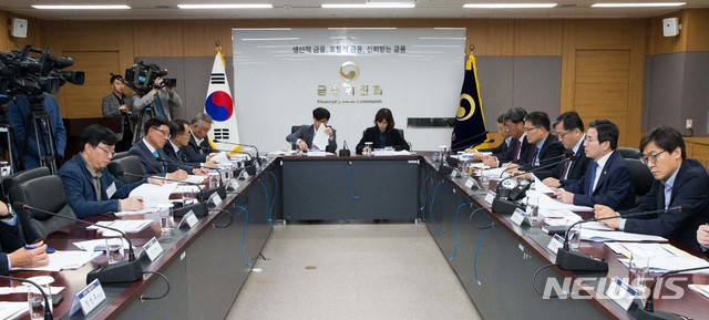 【서울=뉴시스】 김용범 금융위 부위원장이 19일 오후 서울 종로구 정부서울청사 금융위원회에서 열린 금융혁신을 위한 낡은 규제 정비 태스크포스(TF)회의에서 모두발언을 하고 있다. 2018.10.19. (사진=금융위원회 제공) photo@newsis.com