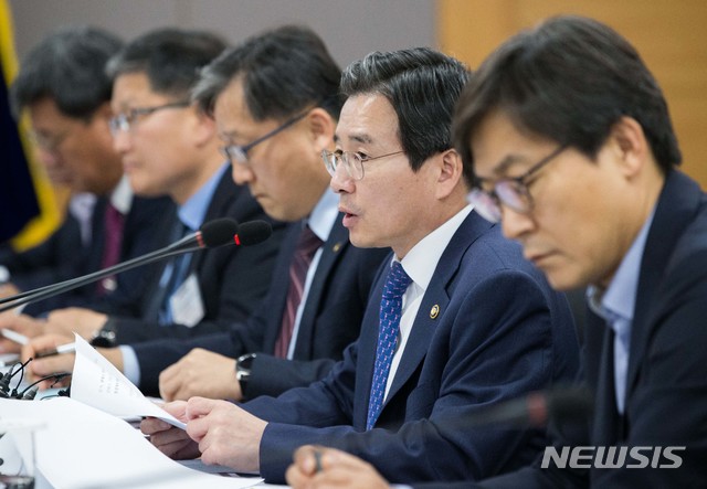 【서울=뉴시스】 김용범 금융위 부위원장이 19일 오후 서울 종로구 정부서울청사 금융위원회에서 열린 금융혁신을 위한 낡은 규제 정비 태스크포스(TF)회의에서 모두발언을 하고 있다. 2018.10.19. (사진=금융위원회 제공) photo@newsis.com