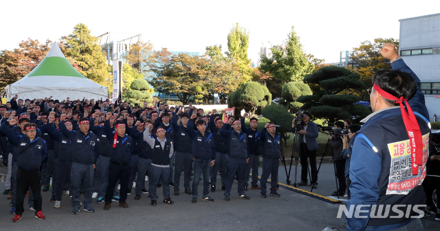 【인천=뉴시스】전진환 기자 =&nbsp; 한국지엠의 대주주인 제네럴모터스(GM)과 KDB산업은행 등 관계자들이 주총을 갖고 연구개발 법인 분할 안건을 가결시킨 19일 오후 인천시 부평 한국GM 공장 본관 입구에서 노조원들이 투쟁 구호를 외치고 있다.&nbsp; 2018.10.19. amin2@newsis.com
