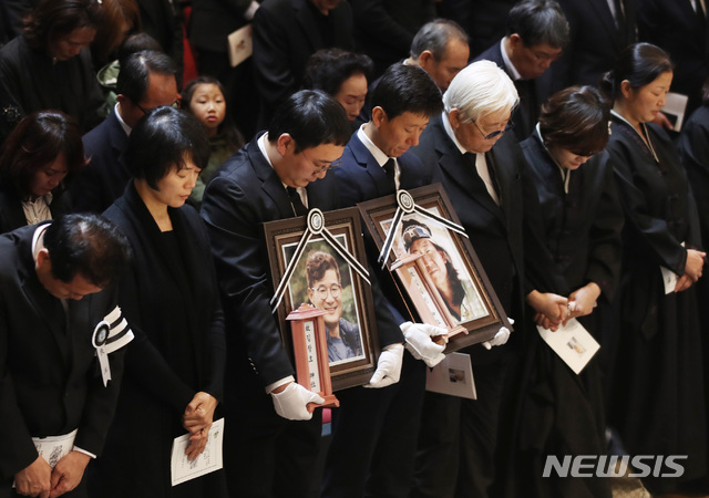 【서울=뉴시스】김진아 기자 = 19일 서울 동대문구 서울시립대 대강당에서 거행된 ’2018 코리안웨이–구르자히말 원정대‘ 故 김창호 대장과 임일진 감독, 유영직 대원, 이재훈 대원, 정준모 대원의 합동영결식에서 유가족을 비롯한 참석자들이 묵념하고 있다. 2018.10.19. bluesoda@newsis.com