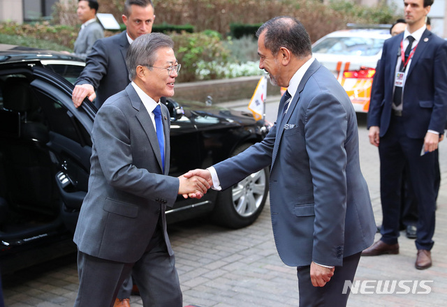 【브뤼셀(벨기에)=뉴시스】전신 기자 = 문재인 대통령이 19일 브뤼셀 유로파 빌딩에서 열린 아셈(ASEM) 정상회의 전체회의에 입장하고 있다. 2018.10.19.&nbsp; photo1006@newsis.com