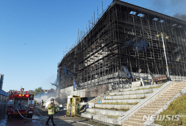 【대전=뉴시스】함형서 기자= 19일 오후 대전 서구 관저동에 있는 관저다목적체육관 건립공사현장에서 화재가 발생해 출동한 119 소방대원들이 잔불을 끄고 있다. 이 화재로 다행히 사망자는 없으나 연기 흡입등으로 작업중이던 인부 11명이 병원으로 이송돼 치료를 받고 있다. 2018.10.19.foodwork23@newsis.com