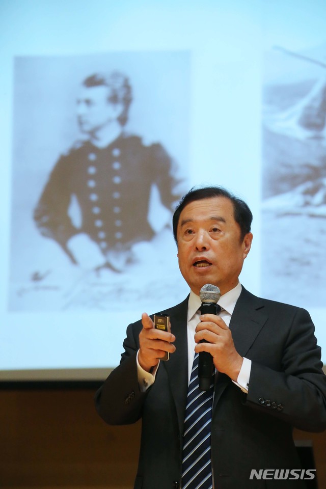 【서울=뉴시스】 김병준 자유한국당 비대위원장이 19일 대전대학교에서 특강을 하고 있다. 2018.10.19. (사진=자유한국당 제공) photo@newsis.com