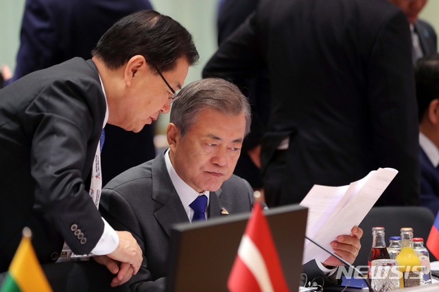 【브뤼셀(벨기에)=뉴시스】전신 기자 = 문재인 대통령이 19일 오전(현지시각) 벨기에 브뤼셀 유러피언빌딩에서 열린 제12차 아셈정상회의 전체회의에 참석해 회의 준비를 하고 있다. 왼쪽은 정의용 청와대 국가안보실장. 2018.10.19. photo1006@newsis.com