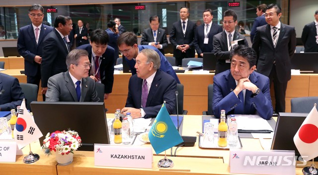 【브뤼셀(벨기에)=뉴시스】전신 기자 = 문재인 대통령이 19일 오전(현지시각) 벨기에 브뤼셀 유러피언빌딩에서 열린 제12차 아셈정상회의 전체회의에 참석해 누르술탄 나자르바예프 카자흐스탄 대통령과 대화를 하고 있다. 오른쪽은 아베 신조 일본 총리. 2018.10.19. photo1006@newsis.com