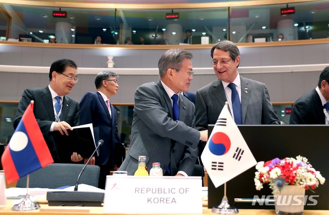 【브뤼셀(벨기에)=뉴시스】전신 기자 = 문재인 대통령이 19일 오전(현지시각) 벨기에 브뤼셀 유러피언빌딩에서 열린 제12차 아셈정상회의 전체회의에 참석해 참석자와 인사하고 있다. 2018.10.19. photo1006@newsis.com