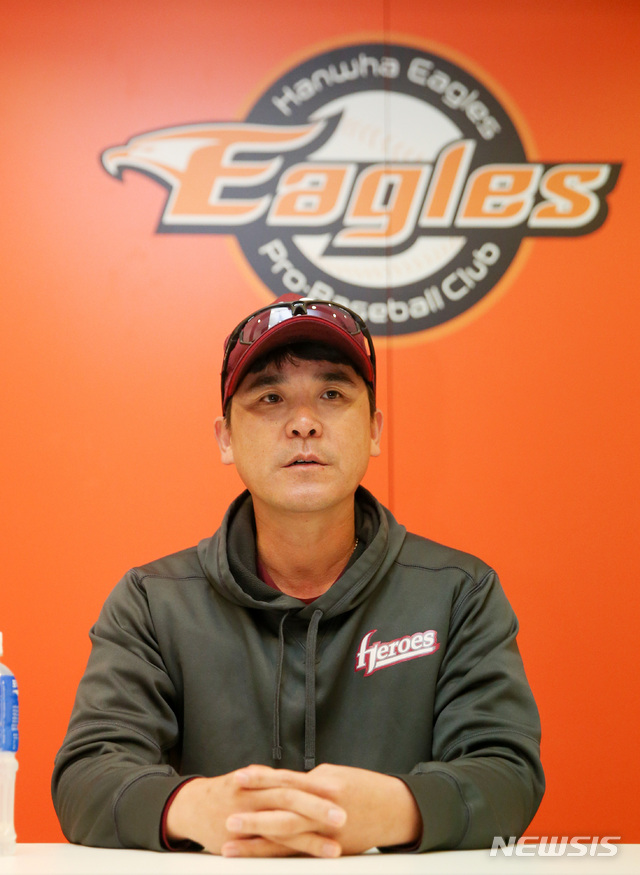 【대전=뉴시스】이영환 기자 = 넥센 히어로즈 장정석 감독이 19일 오후 대전 중구 한화생명 이글스 파크에서 2018 KBO 포스트시즌 준플레이오프 1차전 한화 이글스와의 경기를 앞두고 인터뷰를 하고 있다. 2018.10.19. 20hwan@newsis.com