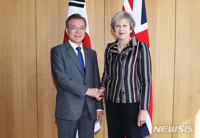 【브뤼셀(벨기에)=뉴시스】전신 기자 = 문재인 대통령이 19일 브뤼셀 유로파 빌딩 영국대표단 사무실에서 테레사 메이 영국 총리와 한-영국 정상회담 전 악수하고 있다. 2018.10.19.&nbsp; photo1006@newsis.com 