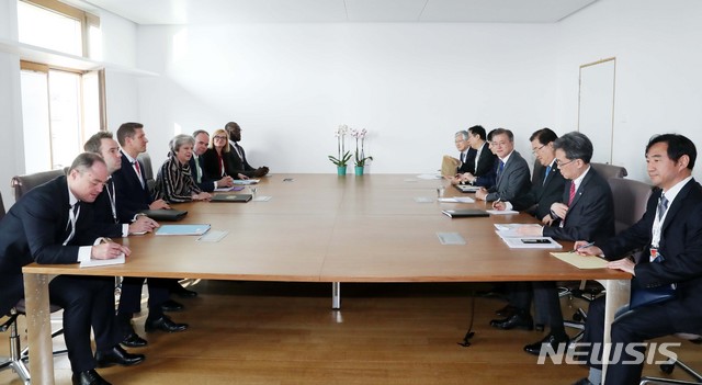 【브뤼셀(벨기에)=뉴시스】전신 기자 = 문재인 대통령이 19일 브뤼셀 유로파 빌딩 영국대표단 사무실에서 테레사 메이 영국 총리와 한-영국 정상회담을 하고 있다. 2018.10.19. photo1006@newsis.com