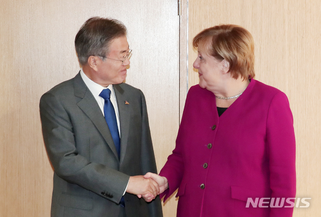 【브뤼셀(벨기에)=뉴시스】전신 기자 = 문재인 대통령이 19일(현지시간) 브뤼셀 유로파 빌딩에서 앙겔라 메르켈 독일 총리와 한-독일 정상회담을 하고 있다. 2018.10.19. photo1006@newsis.com