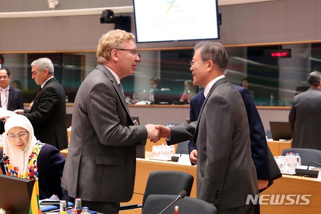 【브뤼셀(벨기에)=뉴시스】전신 기자 = 문재인 대통령이 19일 브뤼셀 유로파 빌딩에서 열린 '포용적 성장과 지속가능 연계성 증진을 통한 미래를 위한 협력' 주제의 아셈 정상회의 전체회의 1차 세션에서 참석자들과 인사하고 있다. 2018.10.19. photo1006@newsis.com