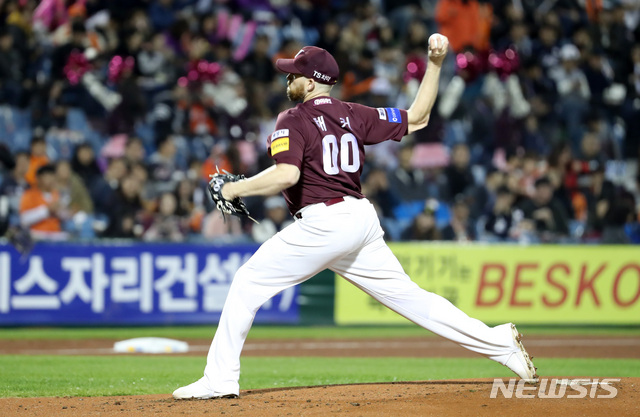 【대전=뉴시스】이영환 기자 = 19일 오후 대전 중구 한화생명 이글스 파크에서 열린 2018 KBO 포스트시즌 준플레이오프 1차전 한화 이글스와 넥센 히어로즈의 경기, 1회말 넥센 선발 해커가 역투를 하고 있다. 2018.10.19.  20hwan@newsis.com