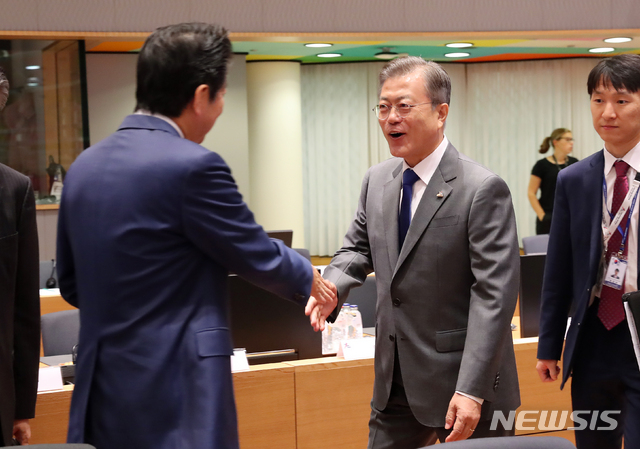【브뤼셀(벨기에)=뉴시스】전신 기자 = 문재인 대통령이 19일 브뤼셀 유로파 빌딩에서 열린 아셈 정상회의 전체회의에 참석해 아베 신조 일본 총리와 악수하고 있다. 2018.10.19. photo1006@newsis.com