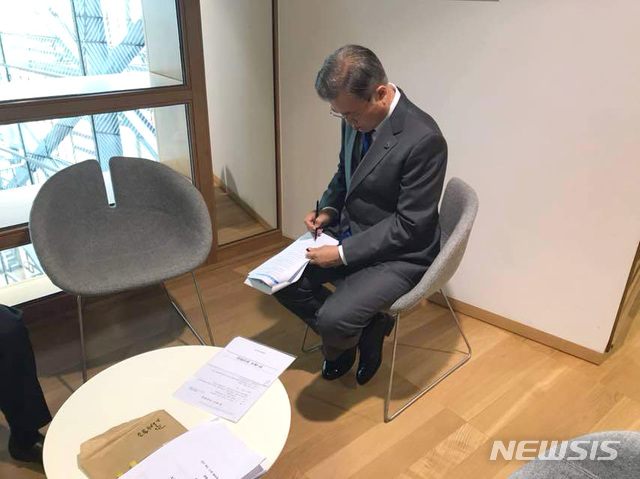 【브뤼셀(벨기에)=뉴시스】문재인 대통령은 19일(현지시각) 벨기에 브뤼셀에서 폐막한 아셈(ASEM·아시아유럽정상회의)의 기념 단체 사진 촬영에 참석하지 못했다. 청와대 고위 관계자는 “메이 총리와의 양자회담과 이후 예정된 문 대통령 자신의 오찬 겸 리트리트 세션 발표 준비를 하느라 사진 촬영 시간을 놓쳤다”고 말했다. 사진은 세션 발표 준비하는 문재인 대통령 모습. 2018.10.19.(사진=청와대 제공)photo@newsis.com