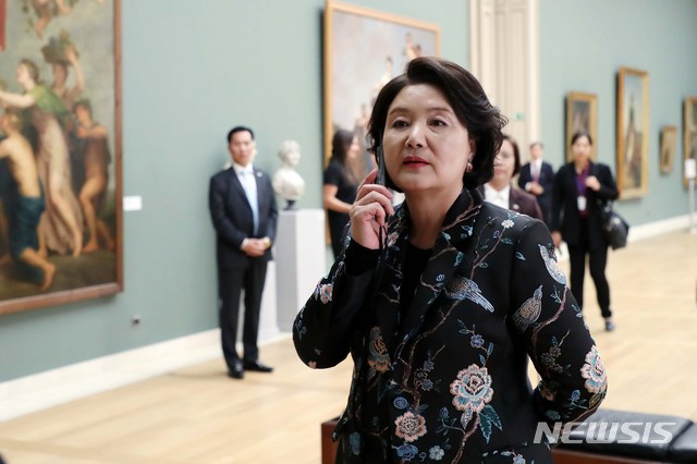 【브뤼셀(벨기에)=뉴시스】전신 기자 = 문재인 대통령 부인 김정숙 여사가 19일(현지시간) 브뤼셀 왕립미술관에서 열린 한국어 오디오가이드 개시식을 마친 후 기기를 사용해 작품 설명을 듣고 있다. 2018.10.20. photo1006@newsis.com