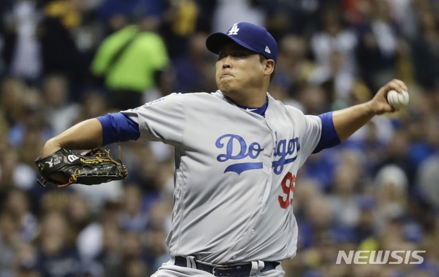 【밀워키=AP/뉴시스】 LA 다저스의 류현진이 20일(한국시간) 미국 위스콘신주 밀워키의 밀러 파크에서 열린 밀워키 브루어스와의 2018 메이저리그(MLB) 내셔널리그 챔피언십시리즈(NLCS) 6차전에 선발 등판, 역투를 펼치고 있다. 