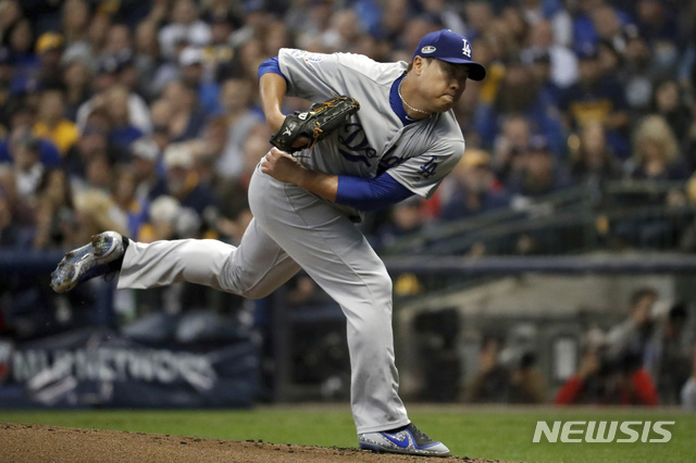 【밀워키=AP/뉴시스】 LA 다저스의 류현진이 20일(한국시간) 미국 위스콘신주 밀워키의 밀러 파크에서 열린 밀워키 브루어스와의 2018 메이저리그(MLB) 내셔널리그 챔피언십시리즈(NLCS) 6차전에 선발 등판, 역투를 펼치고 있다. 