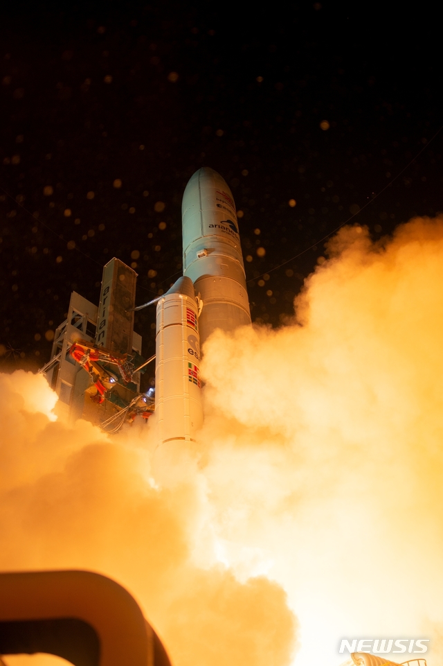 【프랑스령 기아나=AP/뉴시스】 유럽우주국(ESA)과 일본 우주항공연구개발기구(JAXA)가 수성 탐사 프로젝트 '베피콜롬보(BepiColombo)'에 따라 제작한 탐사기 '미오(みお)'와 'MPO'를 탑재한 '아리안5' 운반로켓이 20일 오전 10시45분(한국시간) 남미 프랑스령 기아나 쿠루 우주기지에서 성공리에 발사됐다. 2018.10.20 