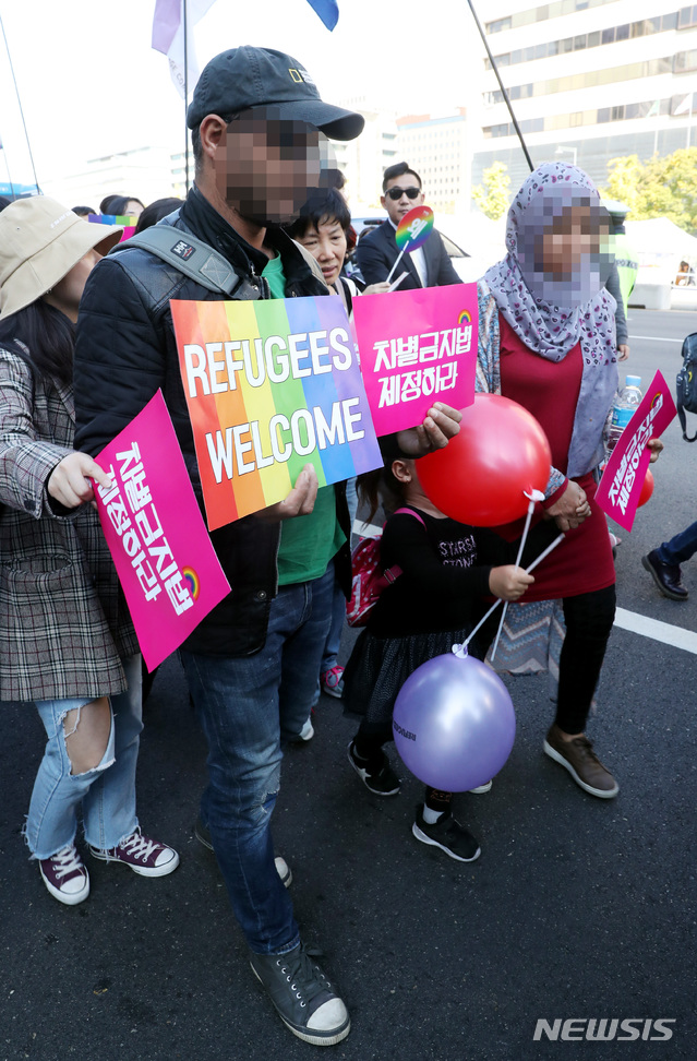 【서울=뉴시스】조성봉 기자 = 20일 오후 서울 종로구 세종로 공원 인근에서 열린 2018년 차별금지법 제정 촉구 평등행진 '우리가 간다'에서 참가자들이 '차별금지법 제정하라 ' 손피켓을 들고 광화문 네거리쪽으로 행진하고 있다. 2018.10.20.suncho21@newsis.com