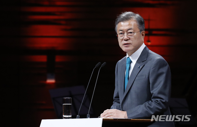 【코펜하겐(덴마크)=뉴시스】전신 기자 = 문재인 대통령이 20일 코펜하겐 대니쉬 라디오 콘서트홀에서 열린 P4G(녹색성장 및 2030 글로벌 목표를 위한 연대) 정상회의에 참석해 기조연설하고 있다. 2018.10.20. photo1006@newsis.com