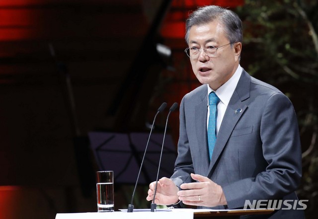 【코펜하겐(덴마크)=뉴시스】전신 기자 = 문재인 대통령이 20일 코펜하겐 대니쉬 라디오 콘서트홀에서 열린 P4G(녹색성장 및 2030 글로벌 목표를 위한 연대) 정상회의에 참석해 기조연설하고 있다. 2018.10.20.&nbsp; photo1006@newsis.com