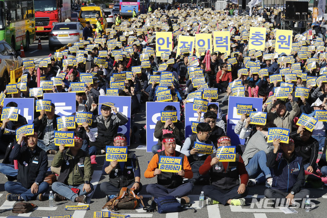 【서울=뉴시스】최동준 기자 = 철도노조가 20일 서울 용산구 서울역 서부광장에서 철도노동자 총력결의대회를 열고 감축정원 회복, 인건비 정상화 등을 촉구하고 있다. 2018.10.20. photocdj@newsis.com
