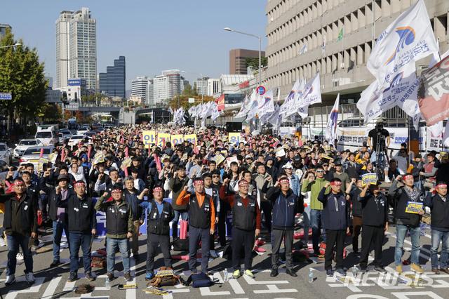 【서울=뉴시스】최동준 기자 = 철도노조가 20일 서울 용산구 서울역 서부광장에서 철도노동자 총력결의대회를 열고 감축정원 회복, 인건비 정상화 등을 촉구하고 있다.&nbsp; 2018.10.20. photocdj@newsis.com
