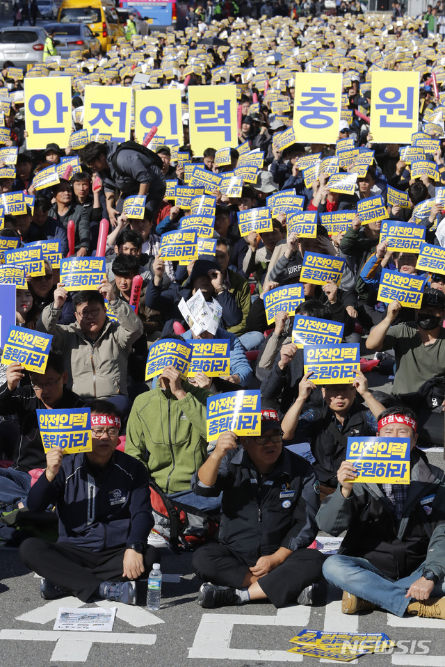 【서울=뉴시스】최동준 기자 = 철도노조가 20일 서울 용산구 서울역 서부광장에서 철도노동자 총력결의대회를 열고 감축정원 회복, 인건비 정상화 등을 촉구하고 있다.&nbsp; 2018.10.20. photocdj@newsis.com
