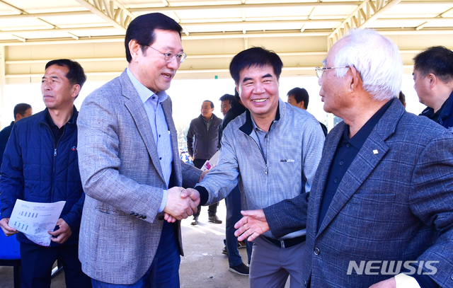 【광주=뉴시스】이창우 기자 = 이용섭 광주시장이 20일 오전 KT&G 광주공장 운동장에서 열린 한국노총 광주지역본부 노사 한마음 체육대회에 참석해 한국노총 관계자들과 인사를 나누고 있다. 왼쪽 두번째부터 이용섭 시장, 윤종해 한국노총 광주지역본부 의장, 최상준 광주경영자총협회 회장. 2018.10.20 (사진=뉴시스DB) photo@newsis.com