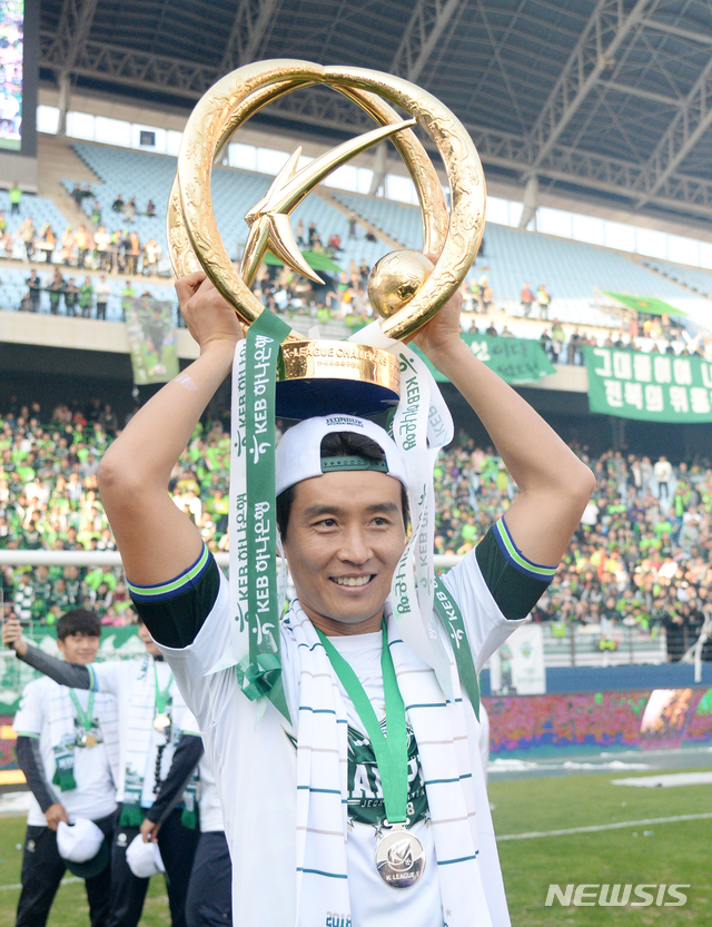 【전주=뉴시스】김얼 기자= 20일 전북 전주월드컵경기장에서 열린 2018 KEB하나은행 K리그1 전북 현대의 우승기념식에서 이동국 선수가 트로피를 들고 환하게 웃고 있다. 전북 현대는 이번 시즌 우승으로 K리그 2년 연속 우승 더불어 통산 6회 우승을 달성했다. 2018.10.20 pmkeul@newsis.com