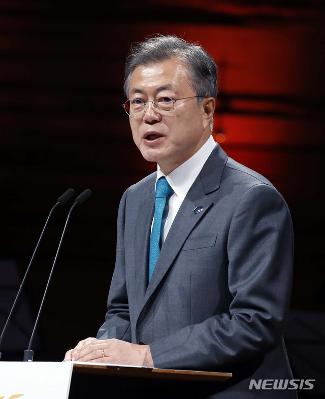 【코펜하겐(덴마크)=뉴시스】전신 기자 = 문재인 대통령이 20일 코펜하겐 대니쉬 라디오 콘서트홀에서 열린 P4G(녹색성장 및 2030 글로벌 목표를 위한 연대) 정상회의에 참석해 기조연설하고 있다. 2018.10.20. photo1006@newsis.com