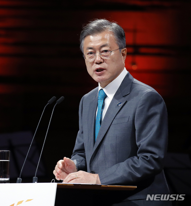 【코펜하겐(덴마크)=뉴시스】전신 기자 = 문재인 대통령이 20일 코펜하겐 대니쉬 라디오 콘서트홀에서 열린 P4G(녹색성장 및 2030 글로벌 목표를 위한 연대) 정상회의에 참석해 기조연설하고 있다. 2018.10.20. photo1006@newsis.com