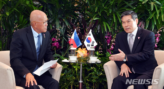 【서울=뉴시스】조성봉 기자 = 제5차 아세안확대국방장관회의(ADMM-Plus) 참석중인 정경두 국방부 장관이 20일 싱가포르에서 델핀 로렌자나 필리핀 국방장관과 회담을 하고 있다.&nbsp; 2018.10.20.(사진=국방부 제공) photo@newsis.com